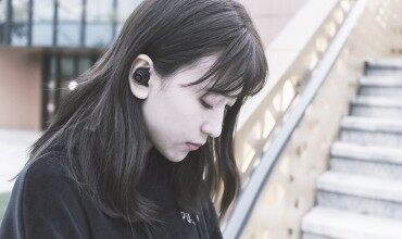 分離式無(wú)線還帶觸摸板功能，說(shuō)Beoplay E8為黑科技并不為奇